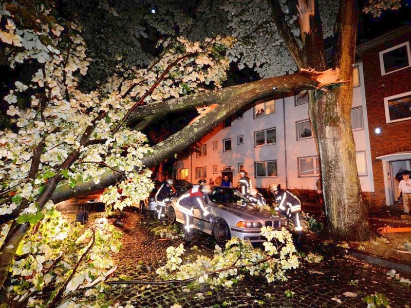 Die Schadenshöhe war in Duisburg zunächst nicht absehbar, jedoch sind zahlreiche Autos beschädigt worden.