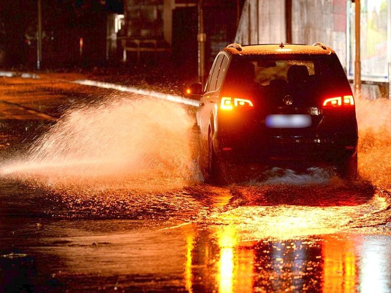 Die Schadenshöhe war in Duisburg zunächst nicht absehbar, jedoch sind zahlreiche Autos beschädigt worden.