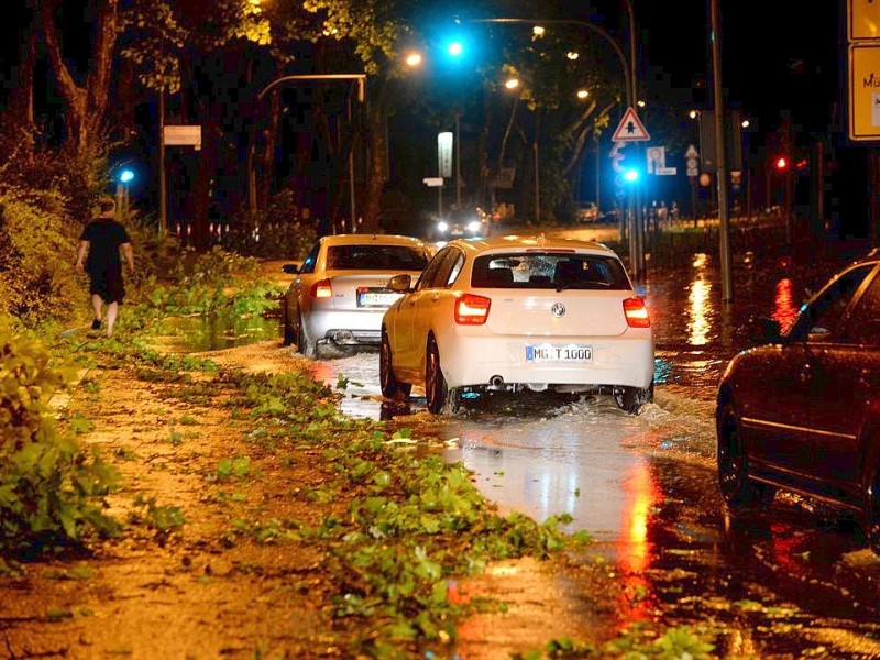 Die Schadenshöhe war in Duisburg zunächst nicht absehbar, jedoch sind zahlreiche Autos beschädigt worden.