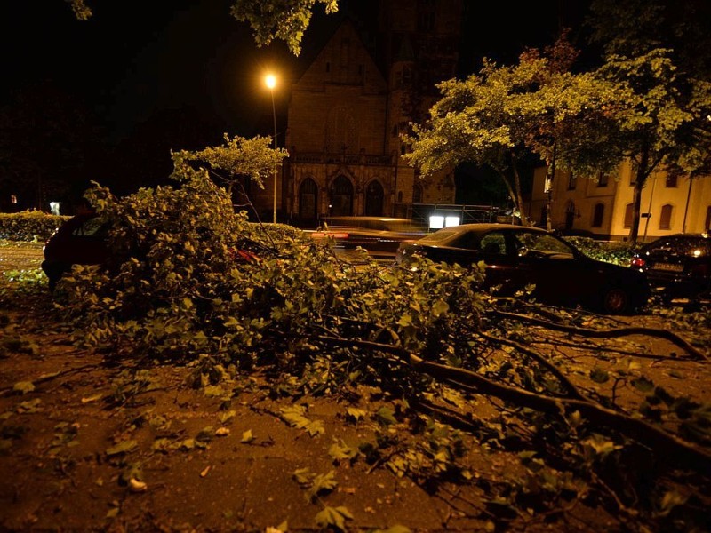 Die Schadenshöhe war in Duisburg zunächst nicht absehbar, jedoch sind zahlreiche Autos beschädigt worden.