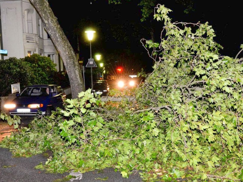 In den späten Abendstunden tobte ein extremes Unwetter über Bochum und hinterließ nach gut 30 Minuten ein totales Chaos. Im Bild: kein Durchkommen auf der Kurfürstenstraße, Höhe Burggrafenstraße.