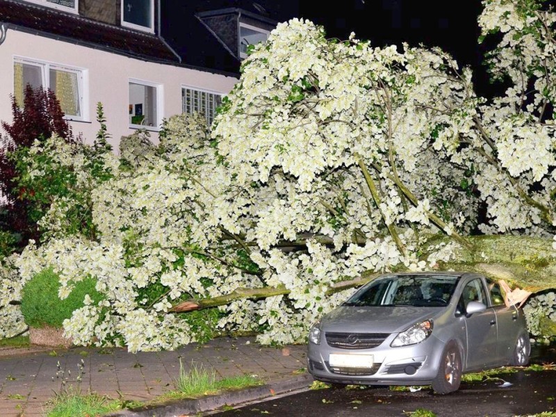 In den späten Abendstunden tobte ein extremes Unwetter über Bochum und hinterließ nach gut 30 Minuten ein totales Chaos. Im Bild: Klinikstraße, Höhe Kreisverkehr.