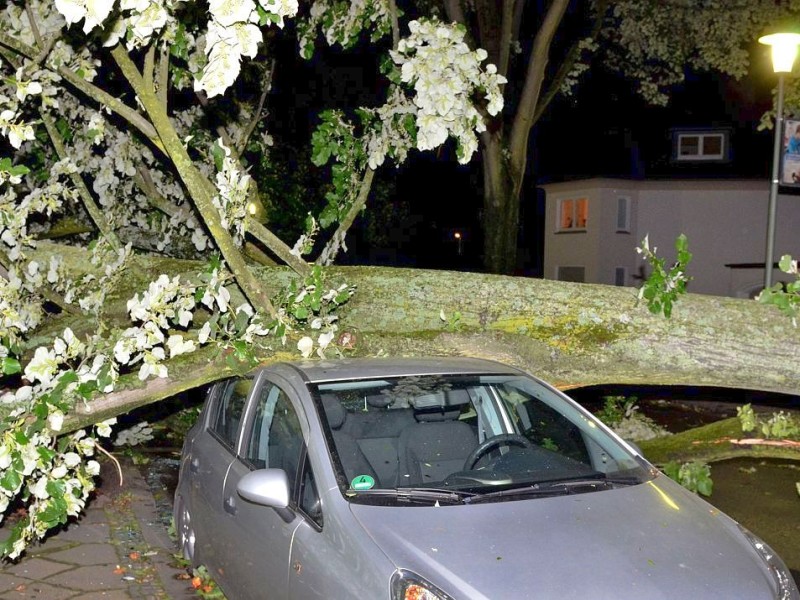 In den späten Abendstunden tobte ein extremes Unwetter über Bochum und hinterließ nach gut 30 Minuten ein totales Chaos. Im Bild: Klinikstraße, Höhe Kreisverkehr.