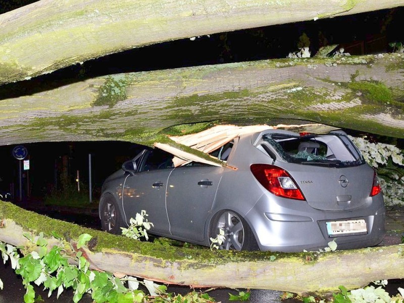 In den späten Abendstunden tobte ein extremes Unwetter über Bochum und hinterließ nach gut 30 Minuten ein totales Chaos. Im Bild: Klinikstraße, Höhe Kreisverkehr.