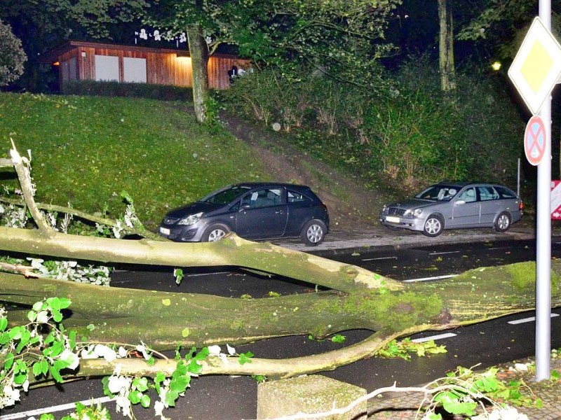 In den späten Abendstunden tobte ein extremes Unwetter über Bochum und hinterließ nach gut 30 Minuten ein totales Chaos. Im Bild: die Bergstraße.