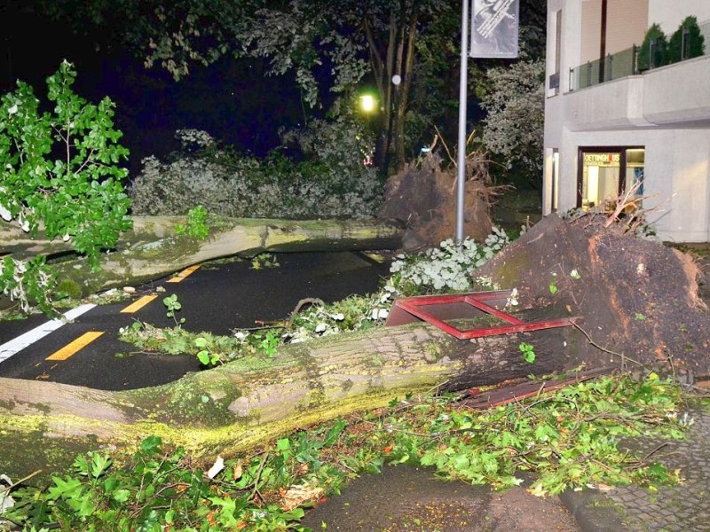 In den späten Abendstunden tobte ein extremes Unwetter über Bochum und hinterließ nach gut 30 Minuten ein totales Chaos. Im Bild: Bergstraße, Höhe Einmündung Gudrunstraße.