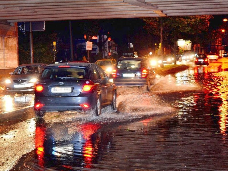 In den späten Abendstunden tobte ein extremes Unwetter über Bochum und hinterließ nach gut 30 Minuten ein totales Chaos. Im Bild: Land unter - Hernerstraße unter der A40.