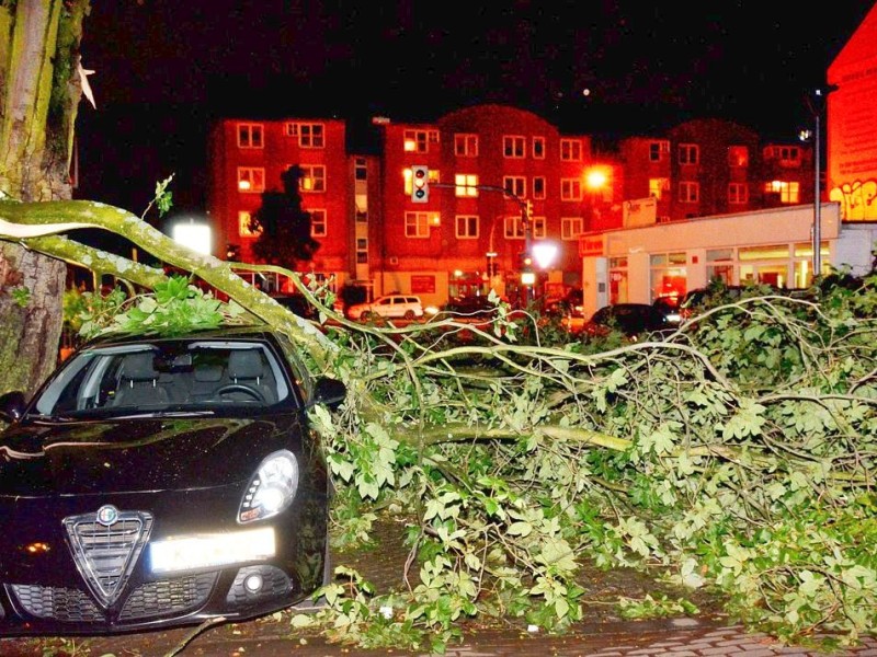 In den späten Abendstunden tobte ein extremes Unwetter über Bochum und hinterließ nach gut 30 Minuten ein totales Chaos. Im Bild: Blick aus der Freiligrathstraße auf die Hernerstraße.