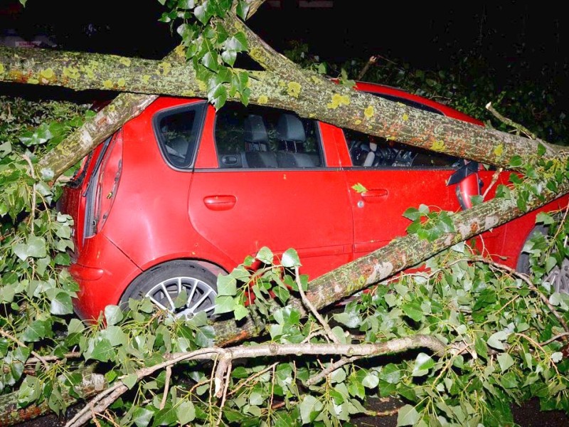 In den späten Abendstunden tobte ein extremes Unwetter über Bochum und hinterließ nach gut 30 Minuten ein totales Chaos. Im Bild: die Hermannstraße.