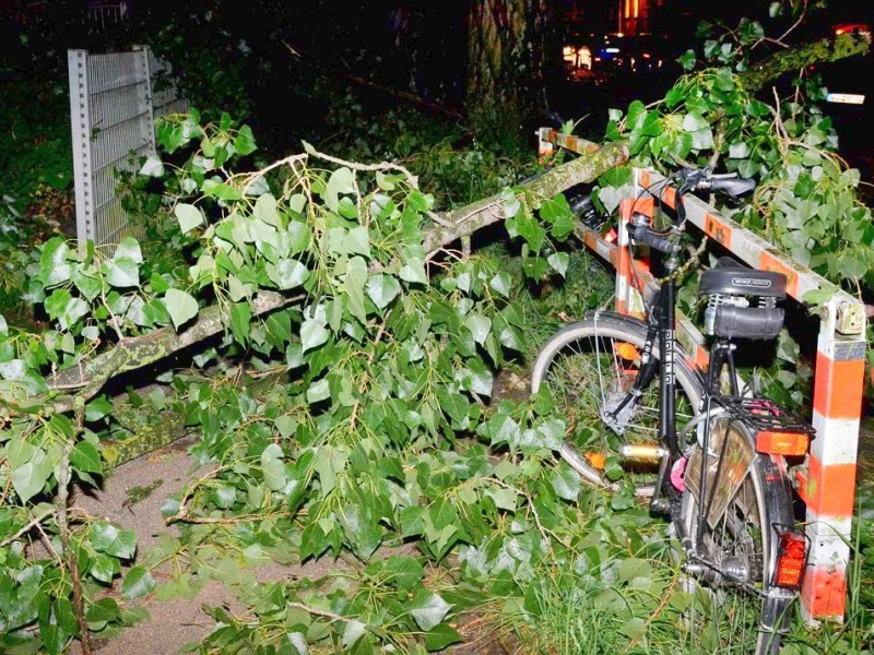 In den späten Abendstunden tobte ein extremes Unwetter über Bochum und hinterließ nach gut 30 Minuten ein totales Chaos. Im Bild: die Hermannstraße.