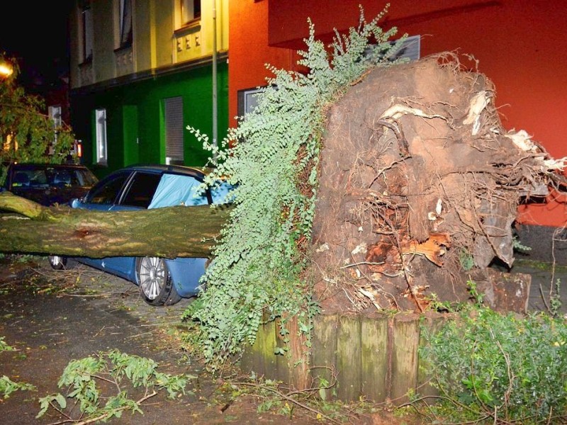 In den späten Abendstunden tobte ein extremes Unwetter über Bochum und hinterließ nach gut 30 Minuten ein totales Chaos. Im Bild: die Emscherstraße.