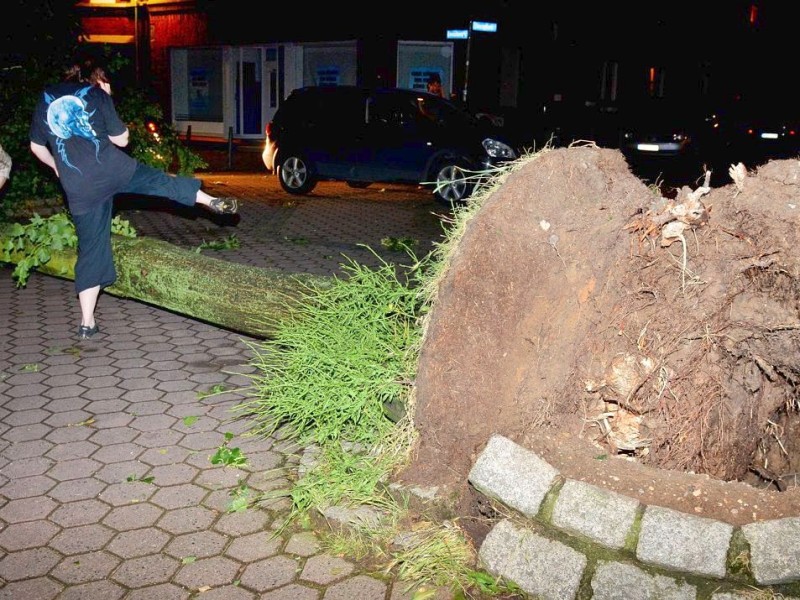 In den späten Abendstunden tobte ein extremes Unwetter über Bochum und hinterließ nach gut 30 Minuten ein totales Chaos. Im Bild: Kreuzung Josephstraße / Emscherstraße.