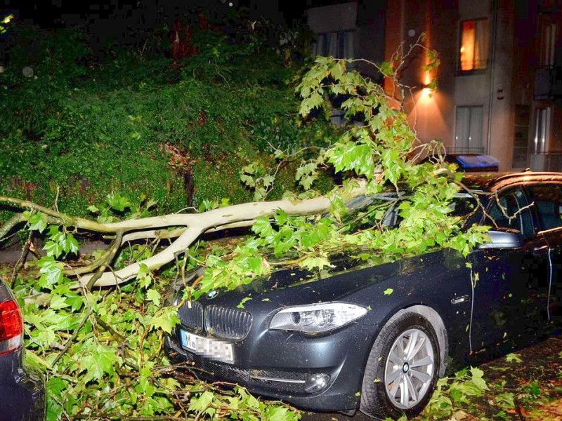 In den späten Abendstunden tobte ein extremes Unwetter über Bochum und hinterließ nach gut 30 Minuten ein totales Chaos. Im Bild: die Körnerstraße.