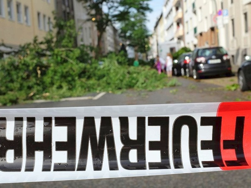 In Düsseldorf hat die Feuerwehr wegen des Unwetters zahlreiche Straßen gesperrt.