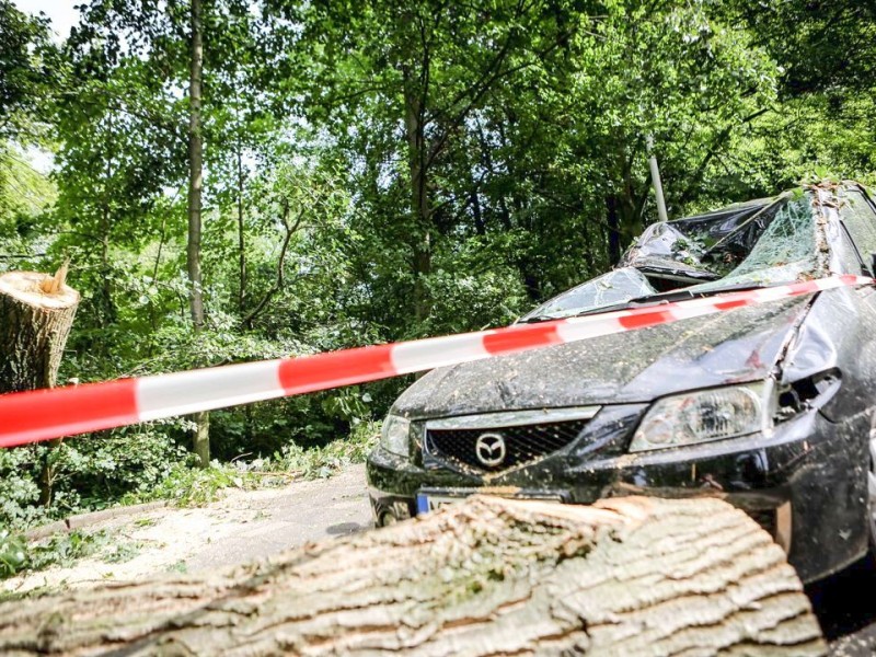 Düsseldorf wurde in der Nacht zum Dienstag von einer Unwetter-Katastrophe heimgesucht. Die traurige Bilanz: drei Tote, zehn Verletzte und Schäden in Höhe von zig Millionen Euro.