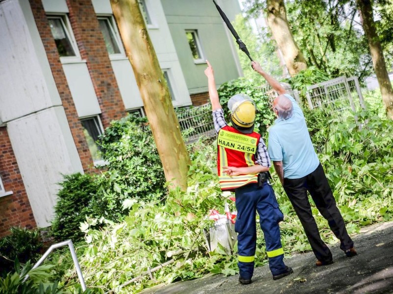Düsseldorf wurde in der Nacht zum Dienstag von einer Unwetter-Katastrophe heimgesucht. Die traurige Bilanz: drei Tote, zehn Verletzte und Schäden in Höhe von zig Millionen Euro.