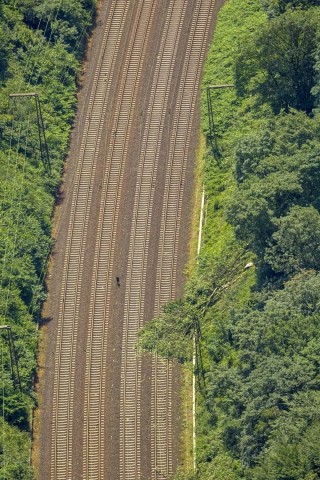 Bäume auf der Bahnstrecke parallel zur A3 in Richtung Süden. Im Bahnverkehr ...