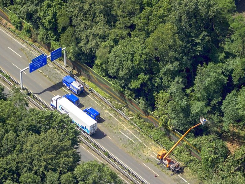 Aufräumarbeiten auf der A43 in Richtung Herne im Bereich der Ausfahrt Recklinghausen.