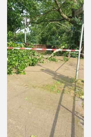 Leserfoto von J. Klemp von der Siegfriedbrücke hinter Lidl an der Oberhausener Straße: Brücke gesperrt am Ende der Hauskampstrasse.