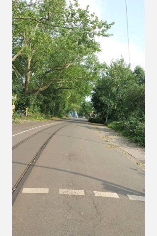 Leserfoto von J. Klemp von der Siegfriedbrücke hinter Lidl an der Oberhausener Straße: Brücke gesperrt am Ende der Hauskampstrasse.