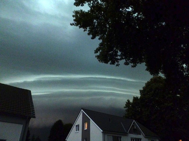 Leserfoto von Susanne Goede-Sahin von der Kappenstr. und Freiherr vom Stein-Str. und der der A40. Sie schreibt: Es fing eigentlich ganz harmlos an, am Himmel bildeten sich dunkle Wolken mit hellen Streifen. Es sah richtig toll aus, doch das änderte sich blitzschnell. Nach starken Gewittern mit Dauerregen bildete sich ein starker Sturm, der sich zu einer Windrose von der Boverstr. kommend über die Kappenstr. Richtung A40 bewegte. Es war ein Naturschauspiel vom feinsten, die Bäume wurden wie Dominosteine umgekippt. Man sah die gewaltige Kraft der Natur, wirklich fazinierend und zu gleich beängstigend. Drei Familien an der Kappenstraße mit drei Einfamilienhäusern hatten Glück im Unglück: Es kippten zwei Bäume direkt in die Richtung, einer vor die Häuser und einer hinter die Häuser, zum Glück gab es keine Personenschäden , aber ein hoher Sachschaden entstand an den Häusern und unter den Bäumen ist noch ein Auto bergraben.