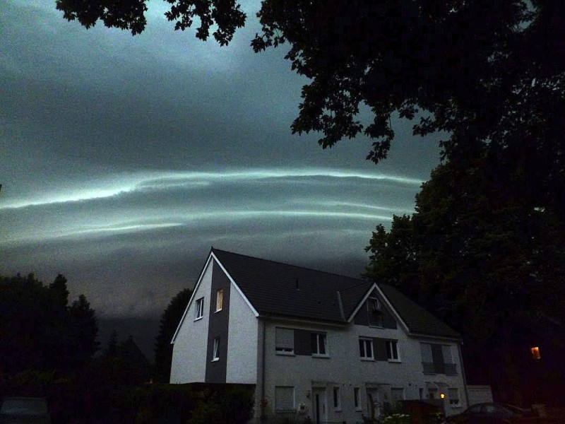 Leserfoto von Susanne Goede-Sahin von der Kappenstr. und Freiherr vom Stein-Str. und der der A40. Sie schreibt: Es fing eigentlich ganz harmlos an, am Himmel bildeten sich dunkle Wolken mit hellen Streifen. Es sah richtig toll aus, doch das änderte sich blitzschnell. Nach starken Gewittern mit Dauerregen bildete sich ein starker Sturm, der sich zu einer Windrose von der Boverstr. kommend über die Kappenstr. Richtung A40 bewegte. Es war ein Naturschauspiel vom feinsten, die Bäume wurden wie Dominosteine umgekippt. Man sah die gewaltige Kraft der Natur, wirklich fazinierend und zu gleich beängstigend. Drei Familien an der Kappenstraße mit drei Einfamilienhäusern hatten Glück im Unglück: Es kippten zwei Bäume direkt in die Richtung, einer vor die Häuser und einer hinter die Häuser, zum Glück gab es keine Personenschäden , aber ein hoher Sachschaden entstand an den Häusern und unter den Bäumen ist noch ein Auto bergraben.