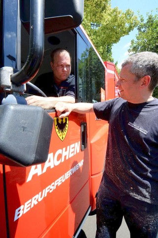 Helfer der Feuerwehr aus Aachen waren auch in Frohnhausen für den evangelischen Kindergarten eim Einsatz, Feuerwehrmann Sascha Klein (links) und Dieter Loevenich. Foto: Kerstin Kokoska