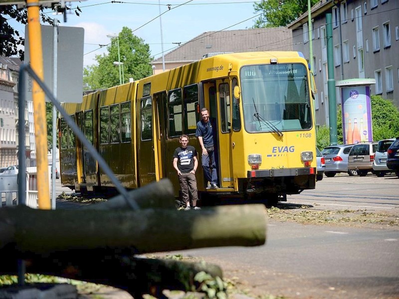 Viele Straßenbahnen der EVAG, hier eine Tram der 106 in Richtung Altenessen an der Haltestelle Sälzerstraße,  müssen bewacht werden. Foto: Kerstin Kokoska