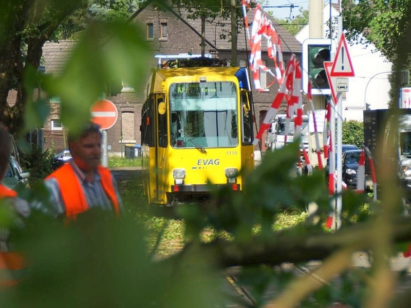 Nachdem am Dienstagmorgen nach Pfingsten nur drei U-Stadtbahnlinien eingeschränkt verfügbar waren, können 72 Stunden später bereits 80 Prozent der Essener Schiene und 95 Prozent der Busstrecken wieder befahren werden. Rund um die Uhr wurde gearbeitet, um den Nahverkehr wieder in Gang zu bringen. Der Gesamtschaden für die EVAG wird siebenstellig werden, berichtete Evag-Sprecher Olaf Frei.