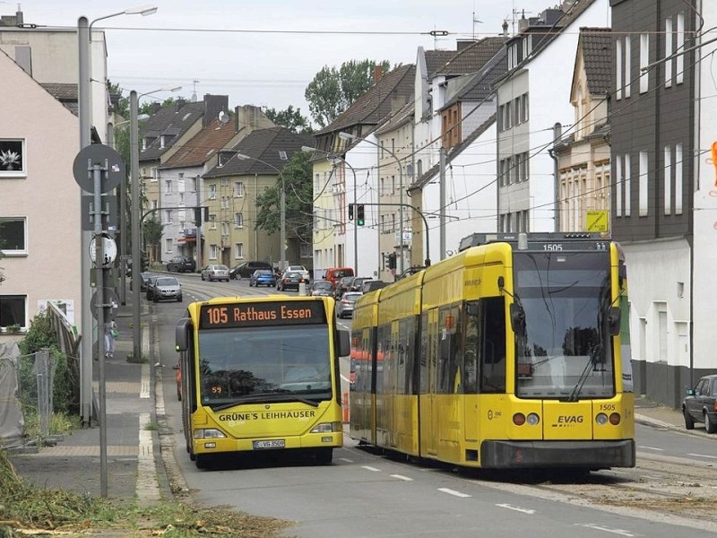 Nachdem am Dienstagmorgen nach Pfingsten nur drei U-Stadtbahnlinien eingeschränkt verfügbar waren, können 72 Stunden später bereits 80 Prozent der Essener Schiene und 95 Prozent der Busstrecken wieder befahren werden. Rund um die Uhr wurde gearbeitet, um den Nahverkehr wieder in Gang zu bringen. Der Gesamtschaden für die EVAG wird siebenstellig werden, berichtete Evag-Sprecher Olaf Frei.