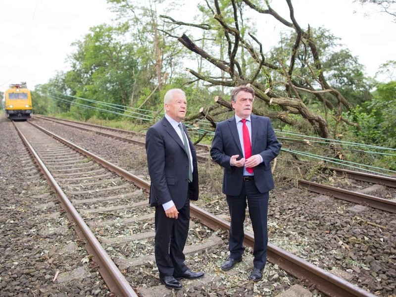 Der Vorstandsvorsitzende der Deutschen Bahn, Rüdiger Grube, unterhält sich am 16.06.2014 auf den Gleisen der S6 zwischen Düsseldorf und Essen in Ratingen (Nordrhein-Westfalen) mit Mitarbeitern. Foto: Rolf Vennenbernd