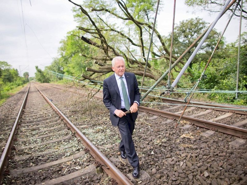 Der Vorstandsvorsitzende der Deutschen Bahn, Rüdiger Grube, unterhält sich am 16.06.2014 auf den Gleisen der S6 zwischen Düsseldorf und Essen in Ratingen (Nordrhein-Westfalen) mit Mitarbeitern. Foto: Rolf Vennenbernd