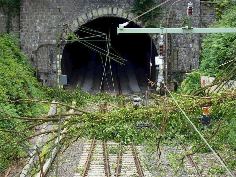 Auf der Strecke der S6 im Essener Süden wurde nach Angaben der Deutschen Bahn die Hälfte der Oberleitungen zerstört. Die S6 wird wochenlang nicht in Essen fahren können.  Foto: Rolf Vennenbernd