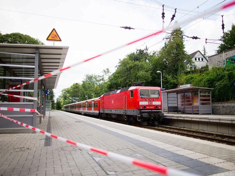 Auf der Strecke der S6 im Essener Süden wurde nach Angaben der Deutschen Bahn die Hälfte der Oberleitungen zerstört. Die S6 wird wochenlang nicht in Essen fahren können.  Foto: Rolf Vennenbernd