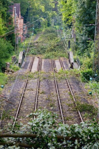 Auf der Strecke der S6 im Essener Süden wurde nach Angaben der Deutschen Bahn die Hälfte der Oberleitungen zerstört. Die S6 wird wochenlang nicht in Essen fahren können.  Foto: Rolf Vennenbernd