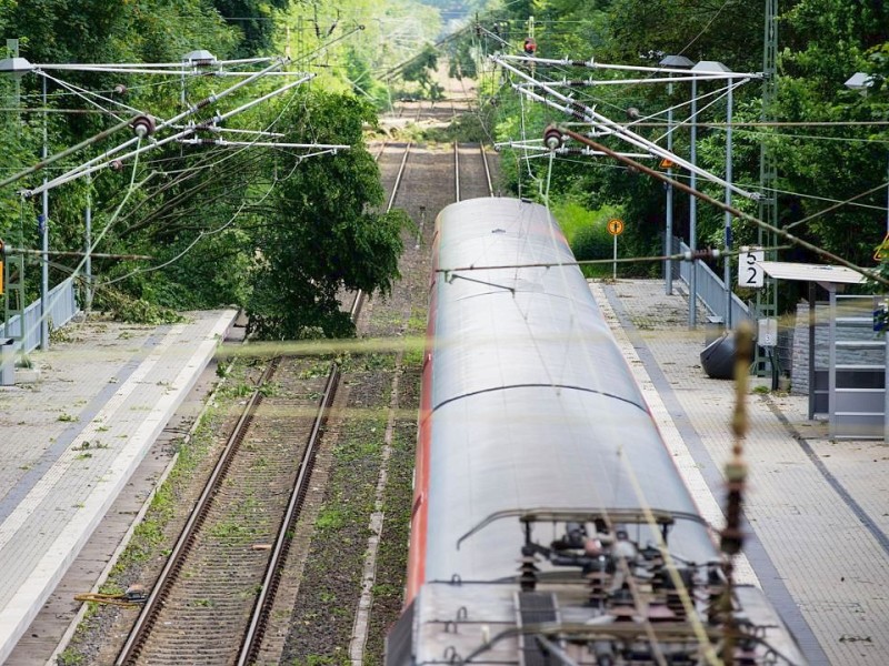 Auf der Strecke der S6 im Essener Süden wurde nach Angaben der Deutschen Bahn die Hälfte der Oberleitungen zerstört. Die S6 wird wochenlang nicht in Essen fahren können.  Foto: Rolf Vennenbernd