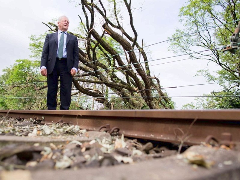 Der Vorstandsvorsitzende der Deutschen Bahn, Rüdiger Grube, unterhält sich am 16.06.2014 auf den Gleisen der S6 zwischen Düsseldorf und Essen in Ratingen (Nordrhein-Westfalen) mit Mitarbeitern. Foto: Rolf Vennenbernd