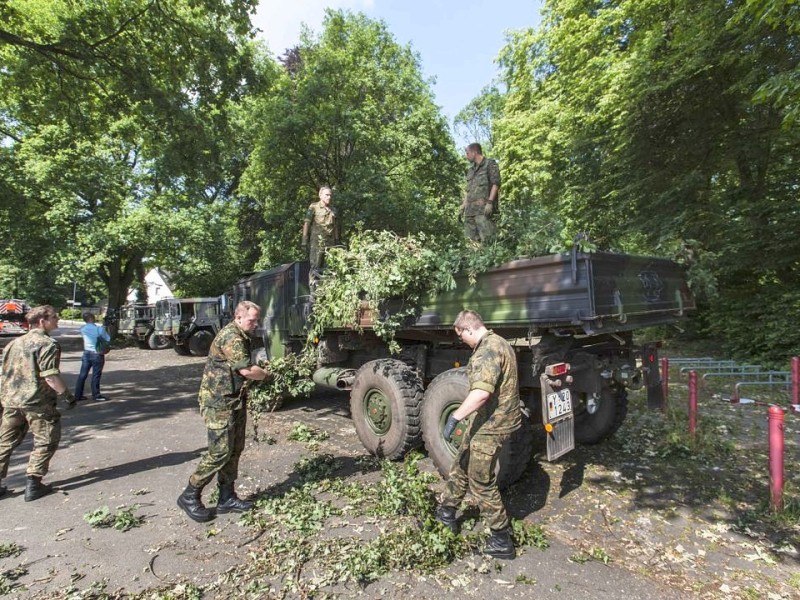 Bundeswehrpioniere helfen in Düsseldorf dabei, von Sturm Ela umgeworfene Bäume zu räumen.