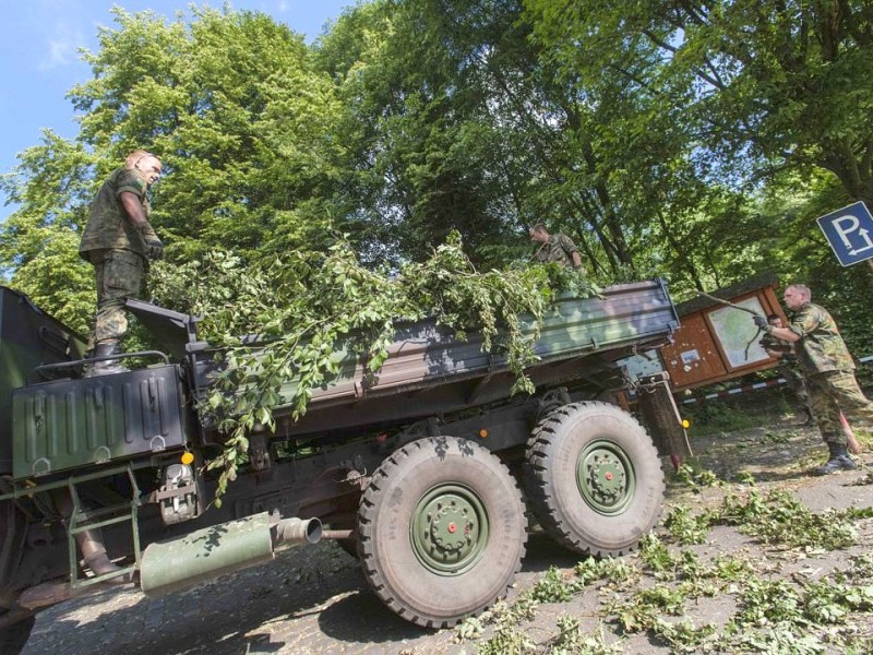 Bundeswehrpioniere helfen in Düsseldorf dabei, von Sturm Ela umgeworfene Bäume zu räumen.