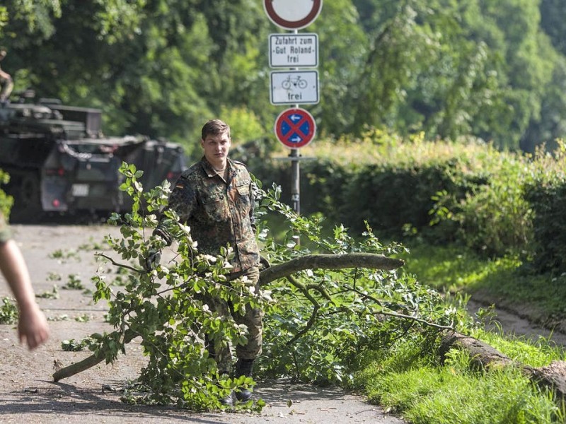 Bundeswehrpioniere helfen in Düsseldorf dabei, von Sturm Ela umgeworfene Bäume zu räumen.