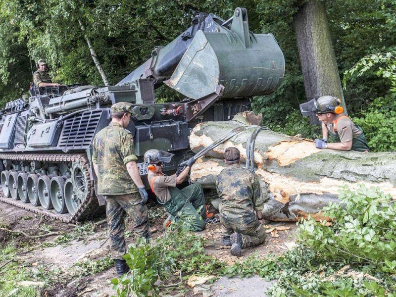 Bundeswehrpioniere helfen in Düsseldorf dabei, von Sturm Ela umgeworfene Bäume zu räumen.