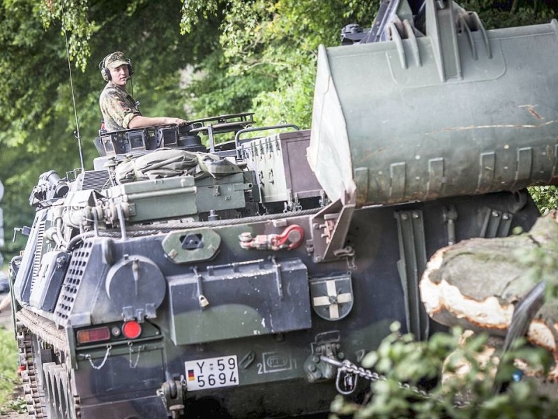 Bundeswehrpioniere helfen in Düsseldorf dabei, von Sturm Ela umgeworfene Bäume zu räumen.