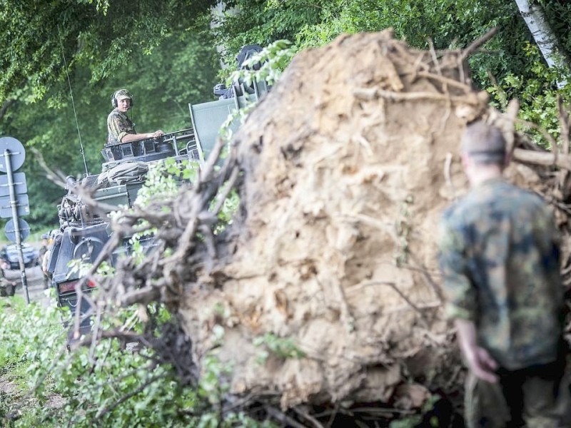 Bundeswehrpioniere helfen in Düsseldorf dabei, von Sturm Ela umgeworfene Bäume zu räumen.