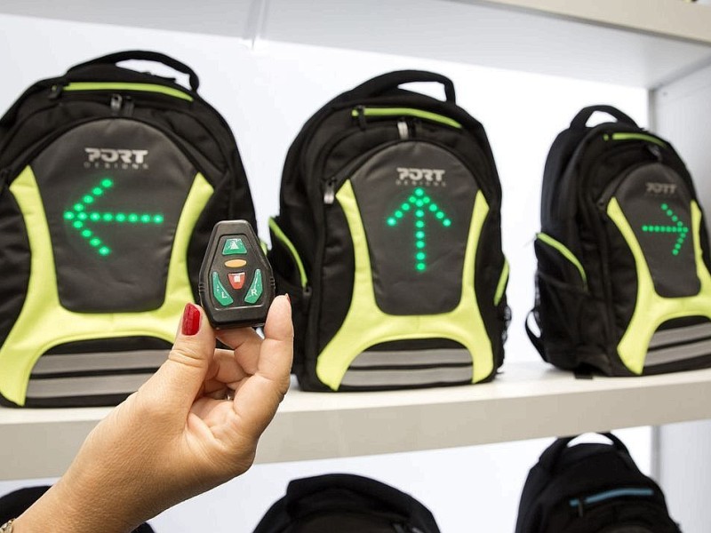 Ein normaler Rucksack ist Schnee von gestern: Auf der IFA können Besucher Fahrradrucksäcke mit LED-Dioden, die die Richtung mit Hilfe einer Fernbedienung anzeigen können, bestaunen.