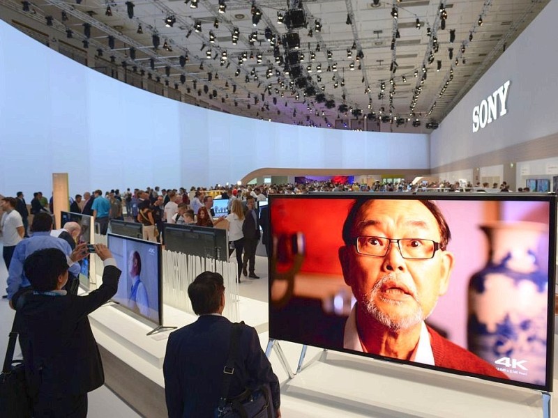 Vernetzung steht im Mittelpunkt der diesjährigen Elektronikmesse IFA in Berlin. Durch die Verknüpfung mit Smartphones sollen beispielsweise Küchengeräte und Fernseher leichter bedienbar sein. Daneben finden vor allem Fernseher mit ...