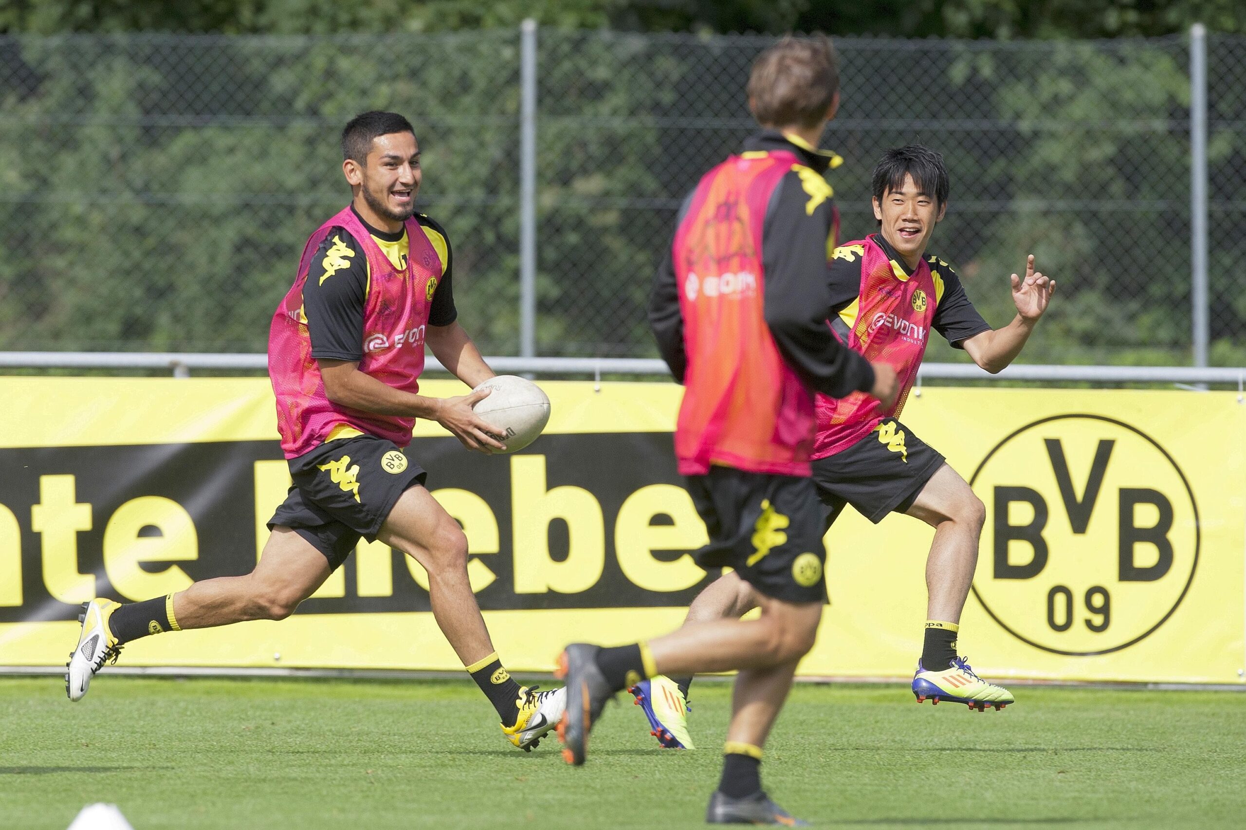 Die BVB-Profis üben sich in einer anderen Sportart: Ilkay Gündogan und Shinji Kagawa (l.) spielen Rugby. Auch ..