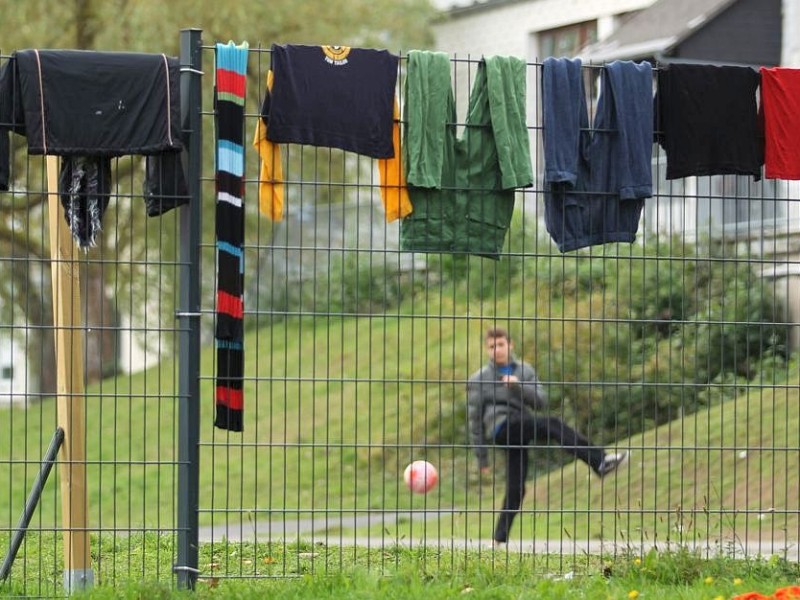 ....auch Zeit zum Fußballspielen hinter dem Zaun.