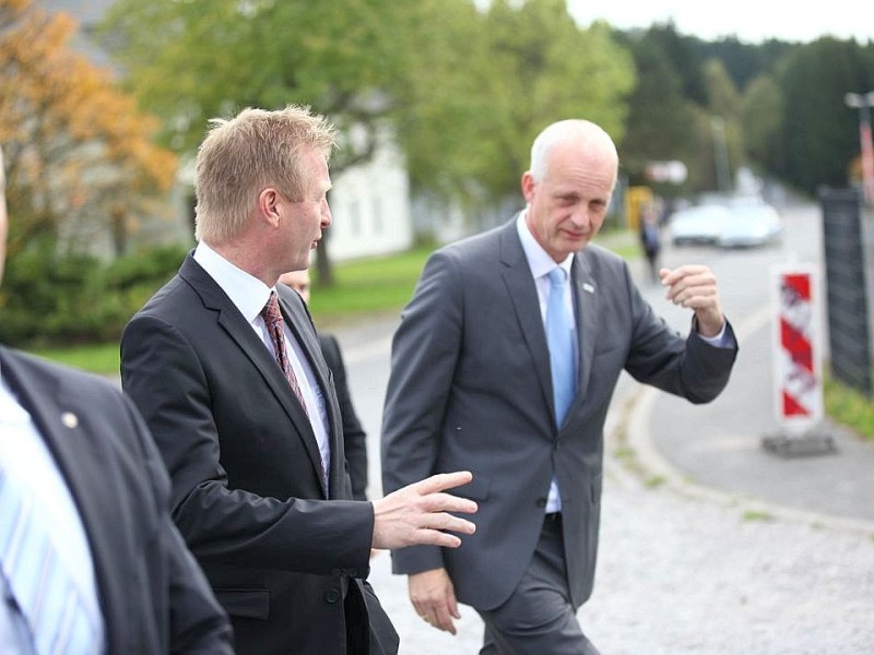 ...NRW-Innenminister Ralf Jäger (Mitte) sucht nach Antworten bei seinem Besuch in Burbach.