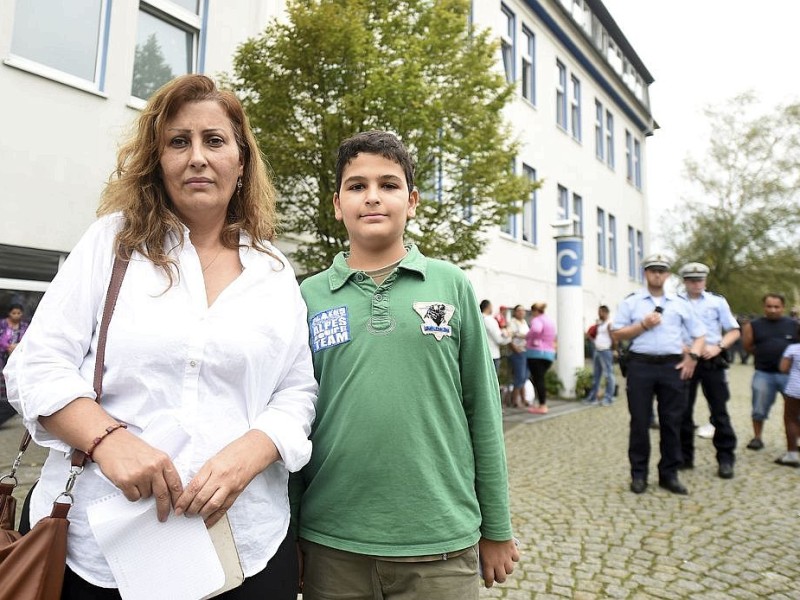 Leben in der Flüchtlingsunterkunft in Essen: Yousra Fakih mit ihrem Sohn.