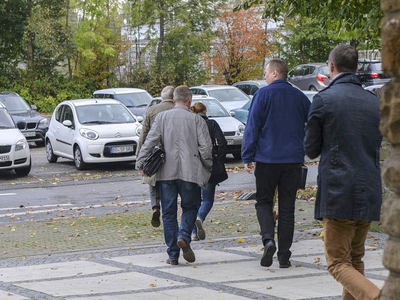 Das Foto zeigt Vertreter der Staatsanwaltschaft und Polizei.